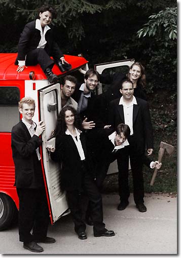 Gruppenbild mit Bandbus