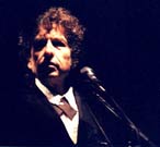 (Bild vergrößern) Bob Dylan bei einem Konzert der »Never Ending Tour« 1999