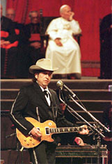 (Bild vergrößern) Bob Dylan und Papst Jojannes Paul II. 1997