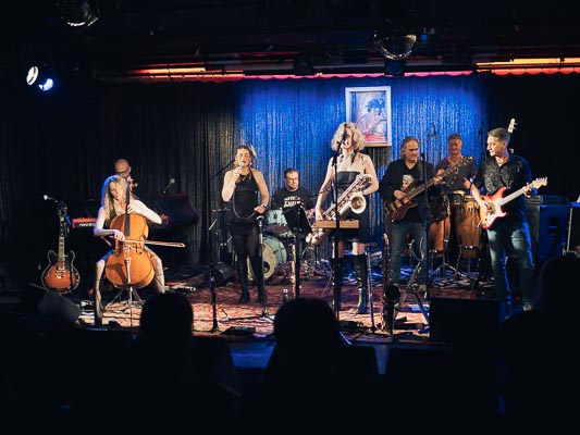  Savoy Truffle @ sparte4 — Saarbrücken, 21.02.2026 (Photo: Katrin Reis) — Alain Neumann, Christoph Brill, Frank J. Meyer, Sarah Lysette, Sigrid Münchgesang, Thom Berger, Zippo Zimmermann 