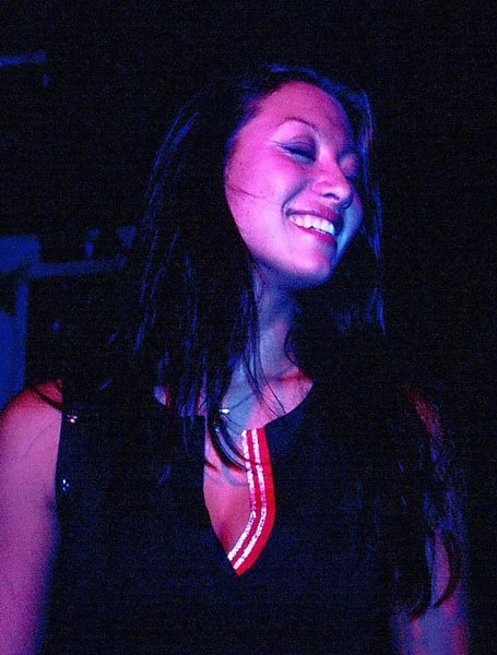 nina-lacht-buehne